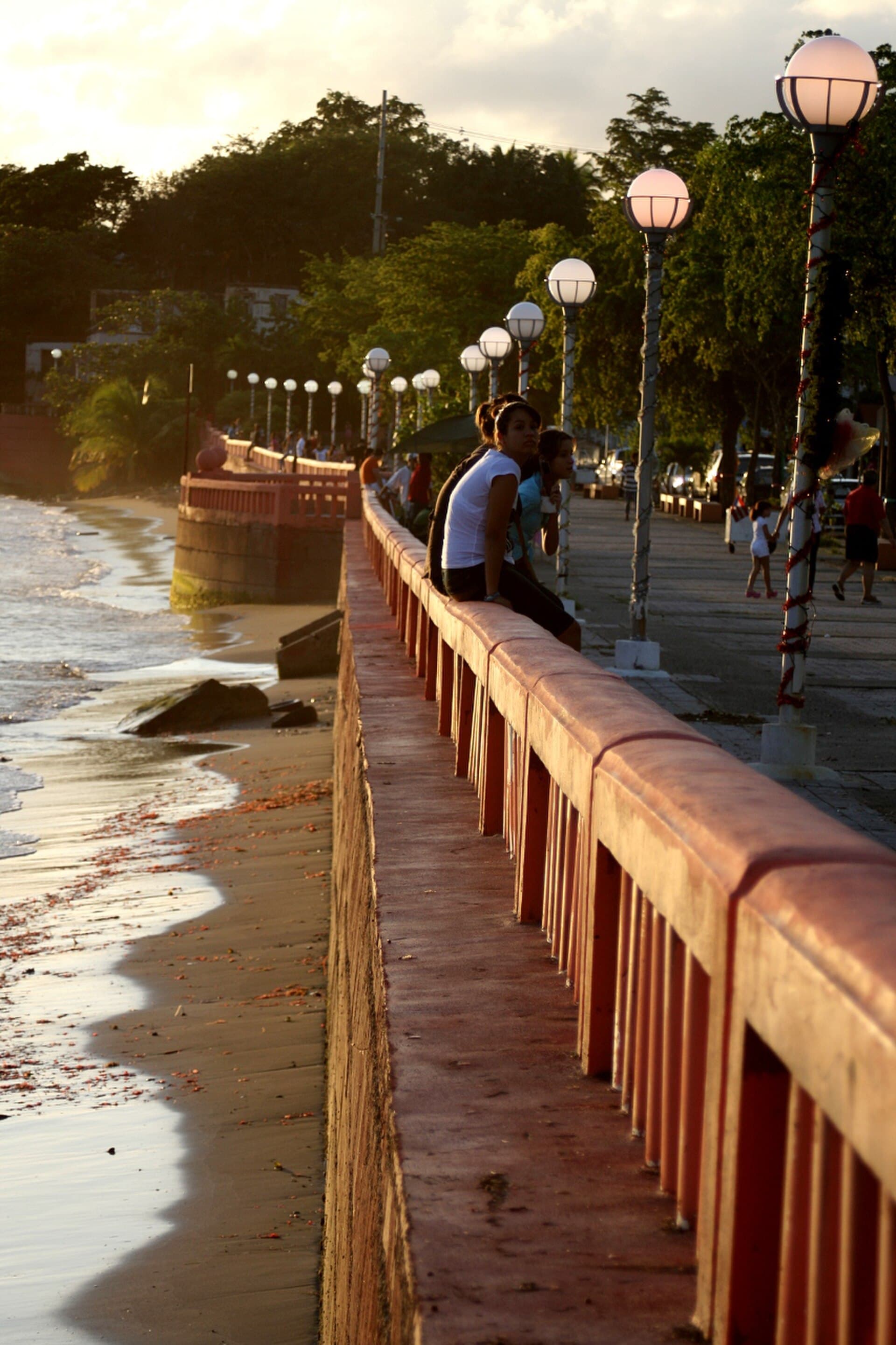 Playa y malecón de Naguabo