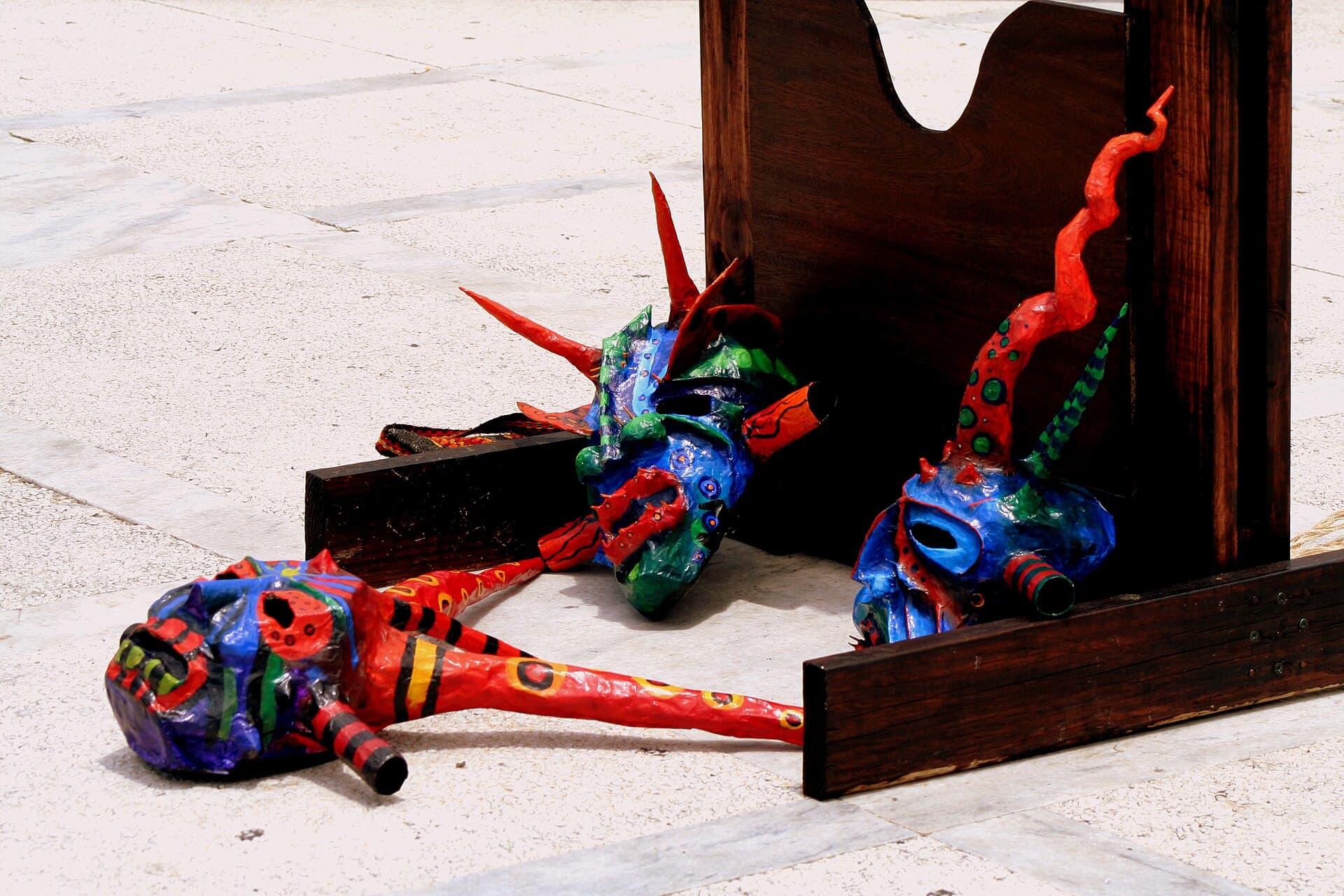 Cabezas de vejigantes — máscaras de las Fiestas de Santiago Apóstol